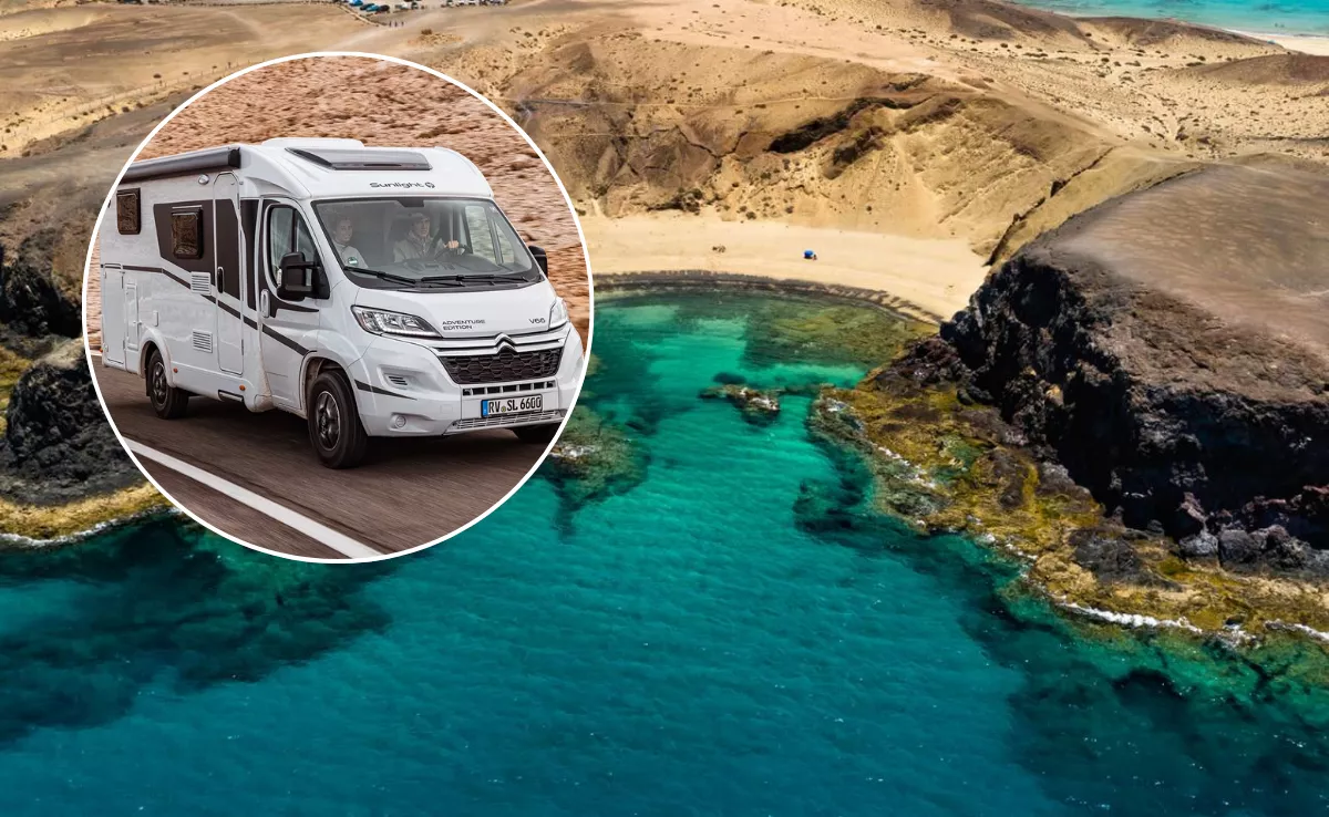 Imagen de la playa donde hay un camping en Canarias y una autocaravana / MONTAJE AH