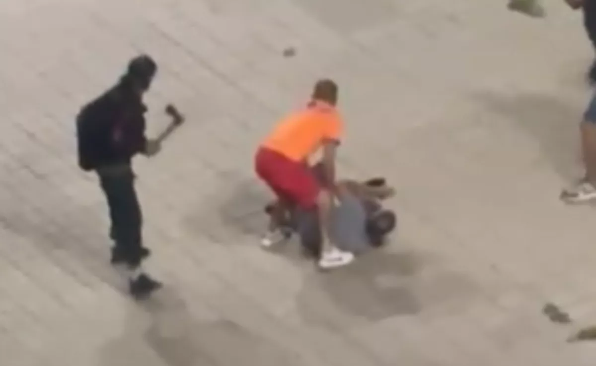 “¡Le arrebatan el hacha y lo apalean en plena calle!”: brutal paliza en el polígono de San Cristóbal./ RRSS