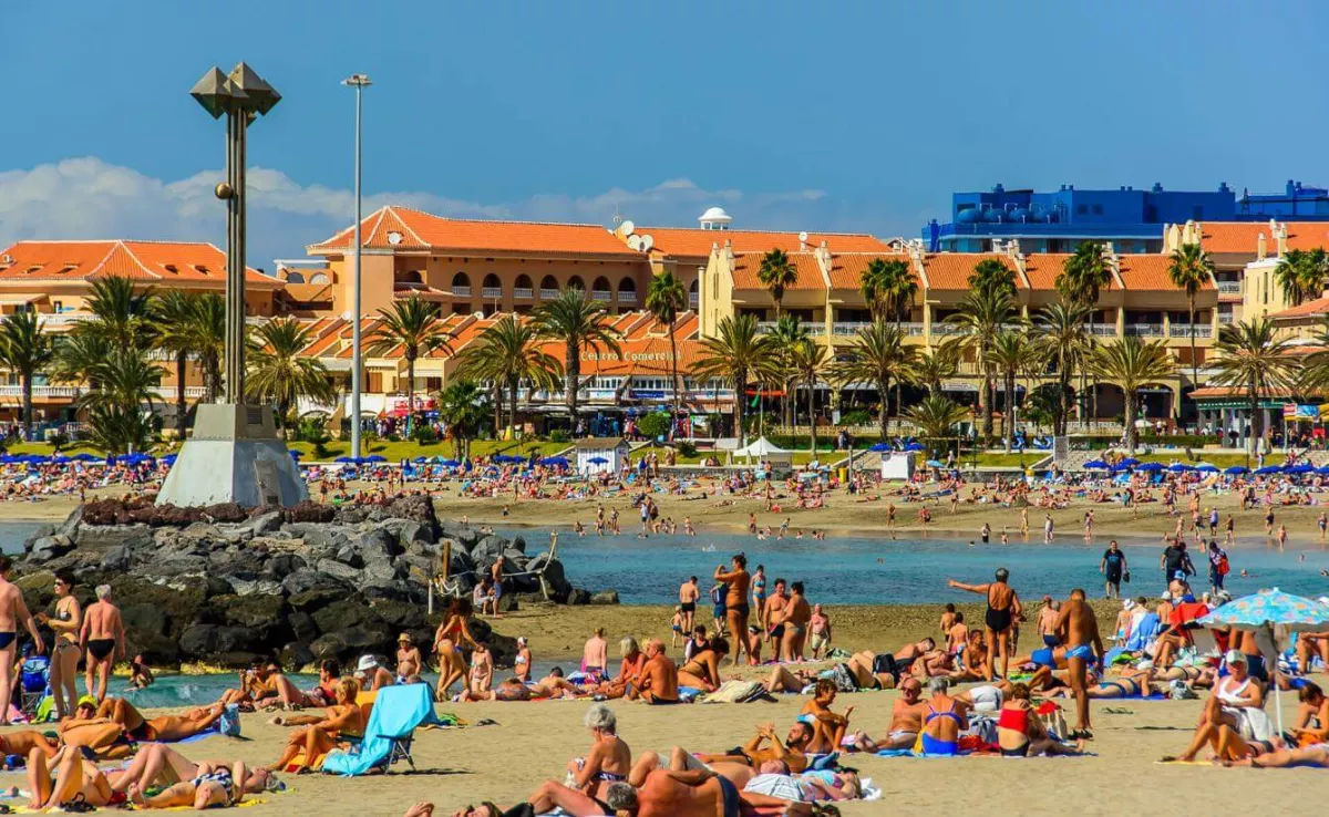 Playa de Los Cristianos en Tenerife, una de las zonas más turísticas de la isla / HOLA ISLAS CANARIAS