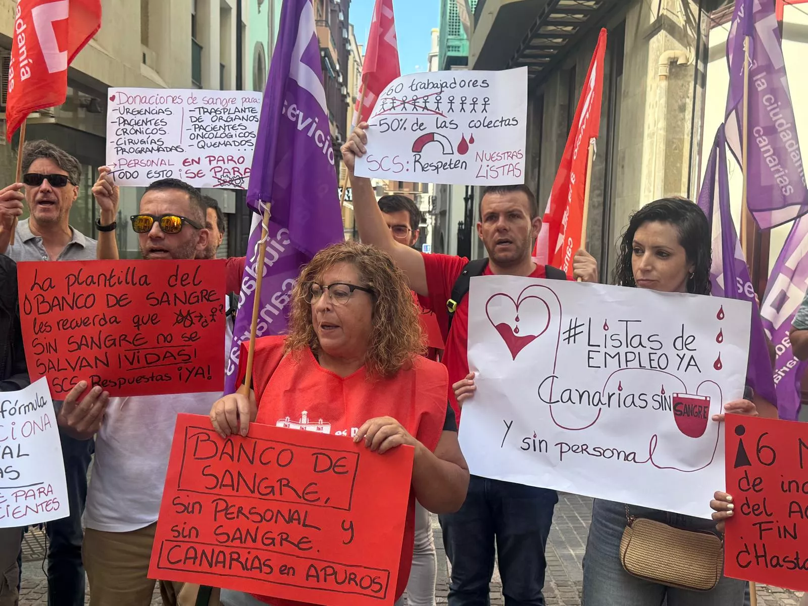Imagen de archivo de manifestantes de Comisiones Obreras y trabajadores por la falta de recursos del Banco de Sangre en Canarias. / ATLÁNTICO HOY - ALBA MARICHAL