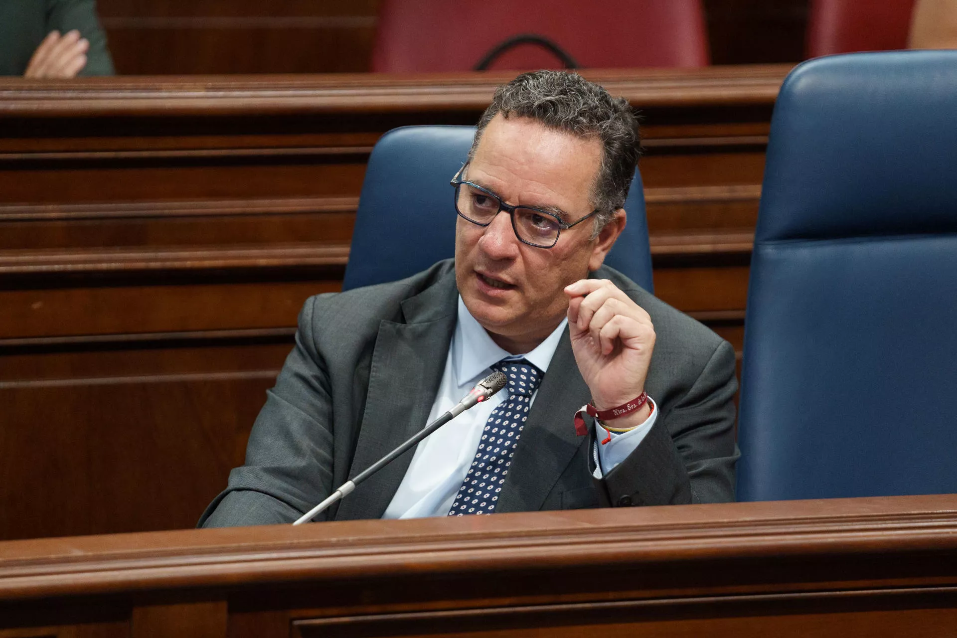 El consejero de Educación, Formación Profesional, Actividad Física y Deportes del Gobierno de Canarias, Poli Suárez, durante un pleno del Parlamento de Canarias./ EFE/Ramón de la Rocha