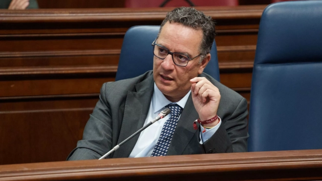 El consejero de Educación, Formación Profesional, Actividad Física y Deportes del Gobierno de Canarias, Poli Suárez, durante el pleno del Parlamento de Canarias celebrado este miércoles./ EFE/Ramón de la Rocha El consejero de Educación, Formación Profesional, Actividad Física y Deportes del Gobierno de Canarias, Poli Suárez, durante el pleno del Parlamento de Canarias celebrado este miércoles./ EFE/Ramón de la Rocha