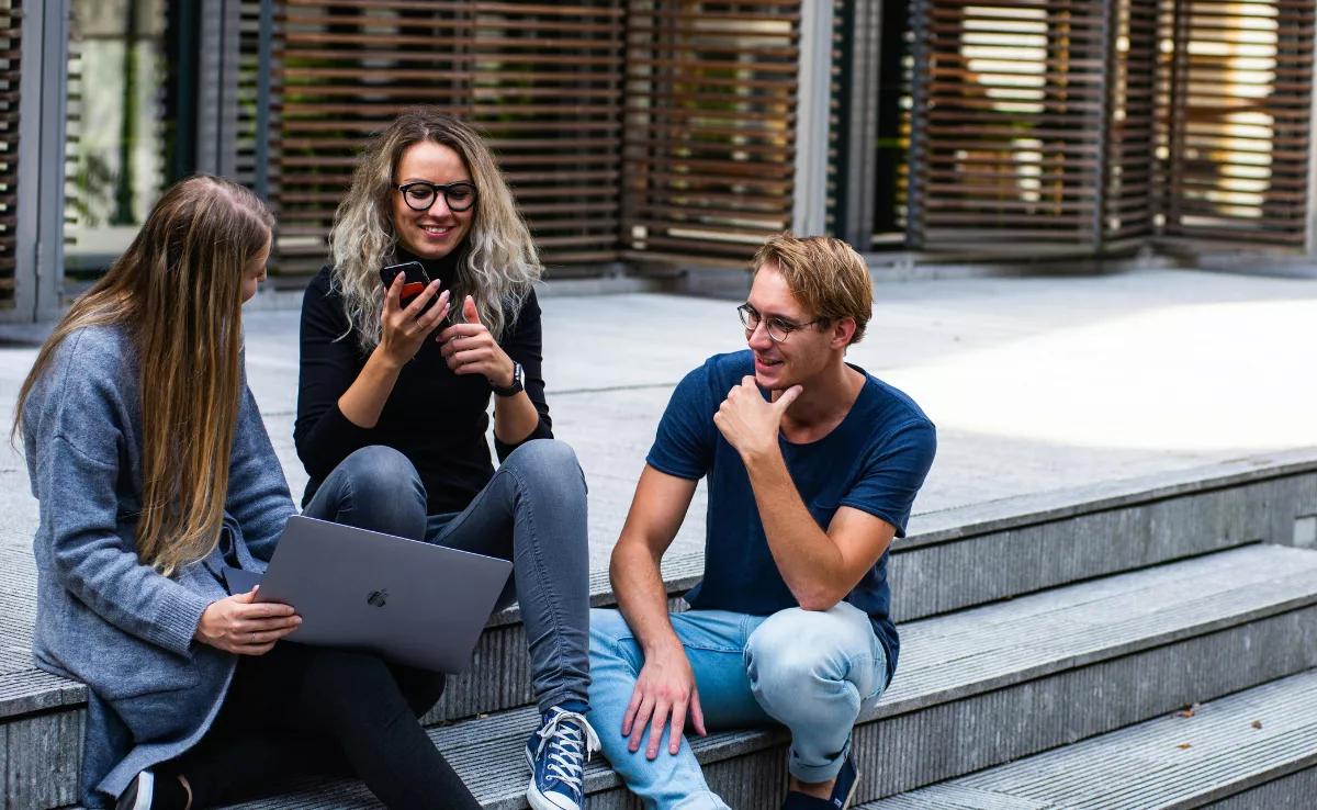 Imagen de estudiantes a las puertas de una universidad / PEXELS