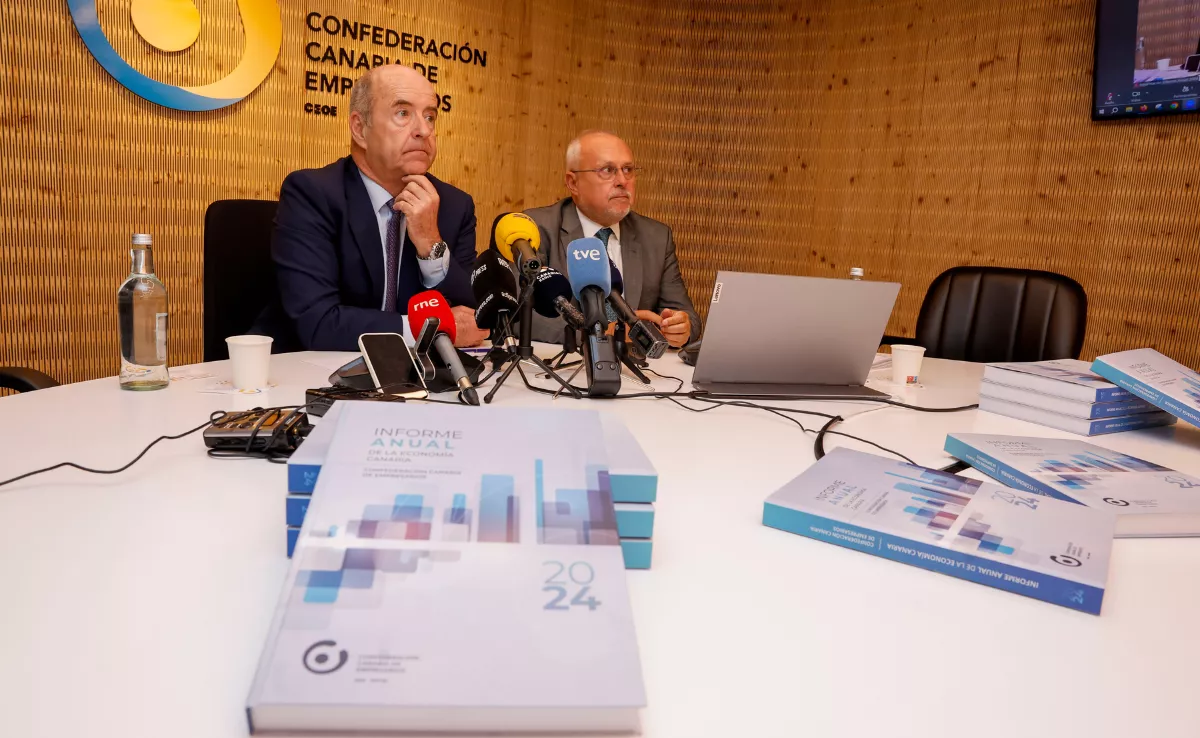 El presidente de la Confederación Canaria de Empresarios, Pedro Ortega; y el vicepresidente, José Cristóbal García, en una imagen de archivo. / EFE - ELVIRA URQUIJO A.