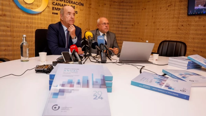 El presidente de la Confederación Canaria de Empresarios, Pedro Ortega; y el vicepresidente, José Cristóbal GarcíaEFE ELVIRA URQUIJO A.