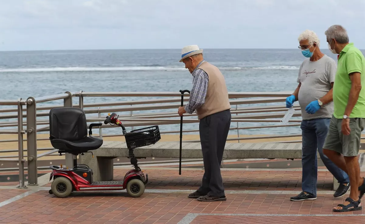 Foto de archivo de un hombre mayor caminando por el paseo de Las Canteras, en Las Palmas de Gran Canaria / EFE - ELVIRA URQUIJO A.