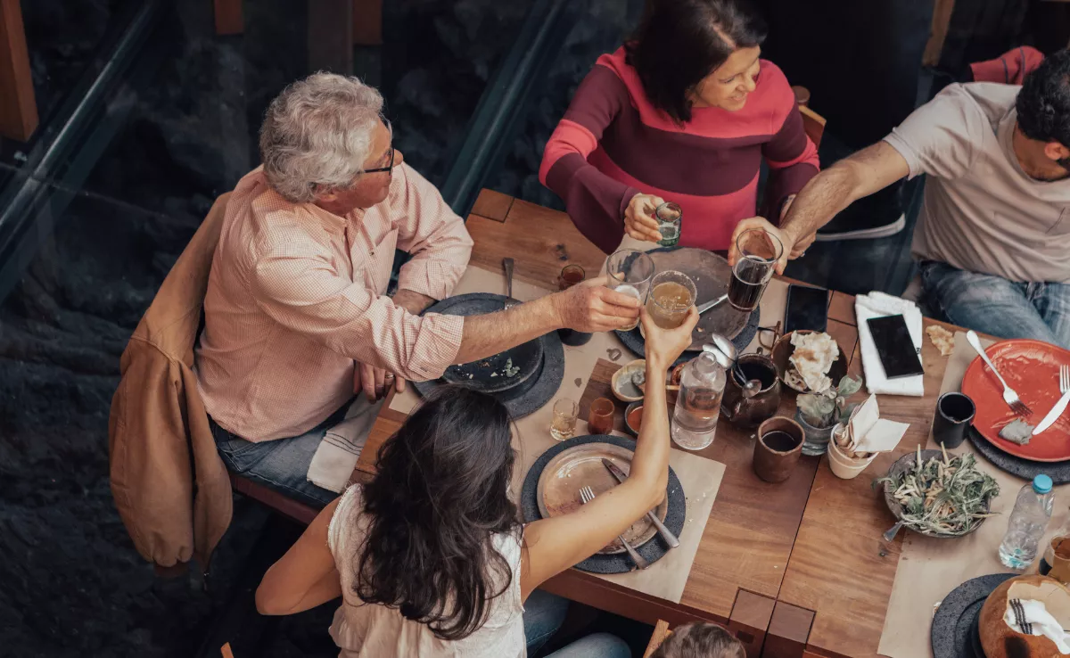 Imagen de un grupo de personas comiendo en un restaurante / PEXELS