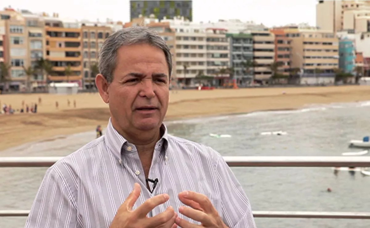 El vicepresidente de la UD Las Palmas, Nicolás Ortega, condenado por arrojar heces y restos de pescado a los clientes de la terraza debajo de su casa, en Las Canteras. / AH 