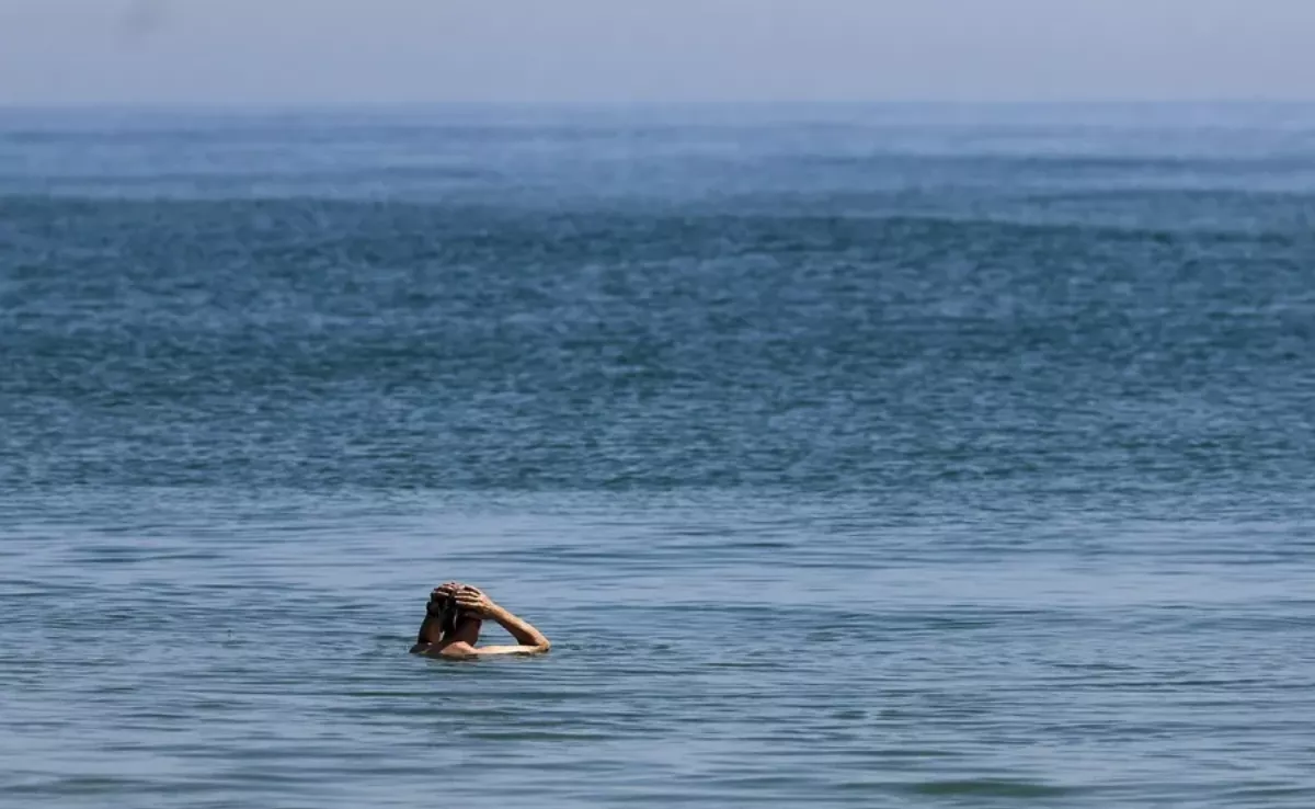 El calor de todos los veranos. En la imagen, una persona se baña en una playa durante una ola de calor. / EFE