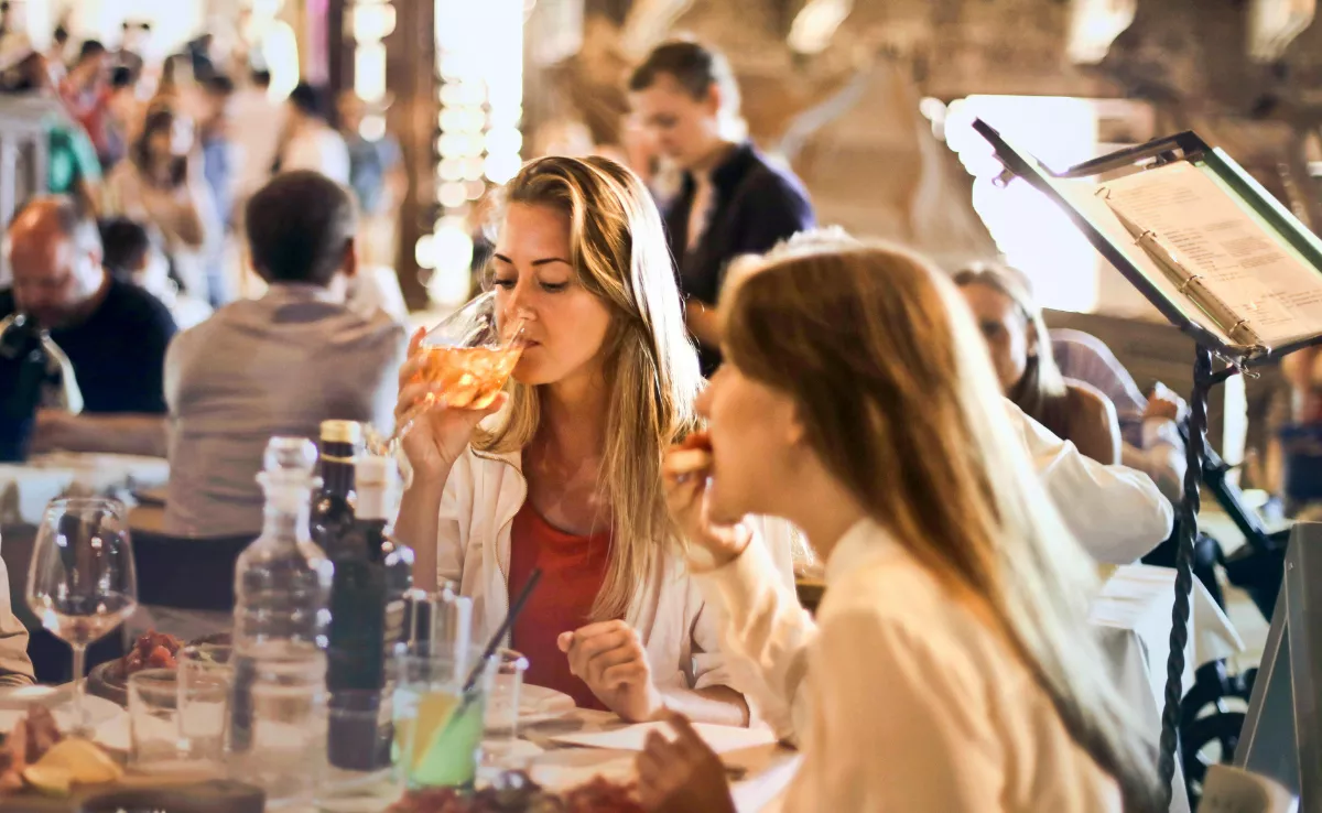 Imagen de dos personas comiendo en una terraza / PEXELS