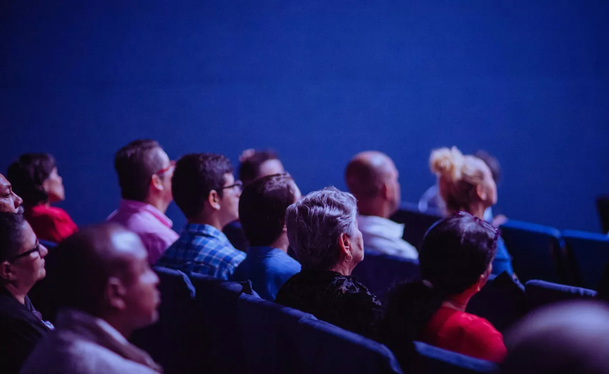 Imagen de un grupo de personas en una sala de cine / PEXELS