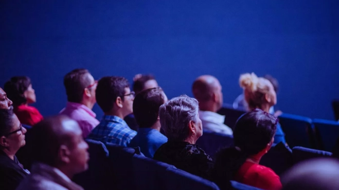 Imagen de un grupo de personas en una sala de cine / PEXELS Imagen de un grupo de personas en una sala de cine / PEXELS