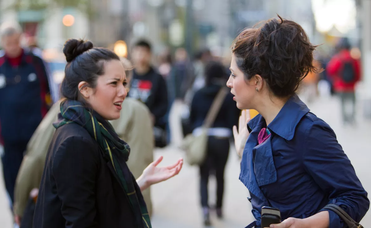 Imagen de dos personas peleándose / CANVA