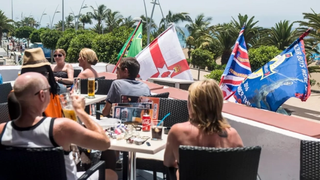 Imagen de turistas en Lanzarote / EFE - JAVIER FUENTES