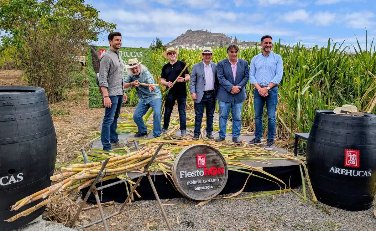 Barón Rojo, con dos cañas de azúcar a modo de guitarras, entre organizadores y autoridades, durante la presentación del FiestoRon. / AH