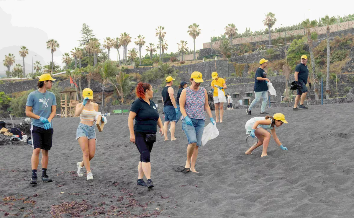 Loro Parque Fundación lidera la limpieza en Punta Brava tras su reapertura con apoyo de voluntarios./ CEDIDA