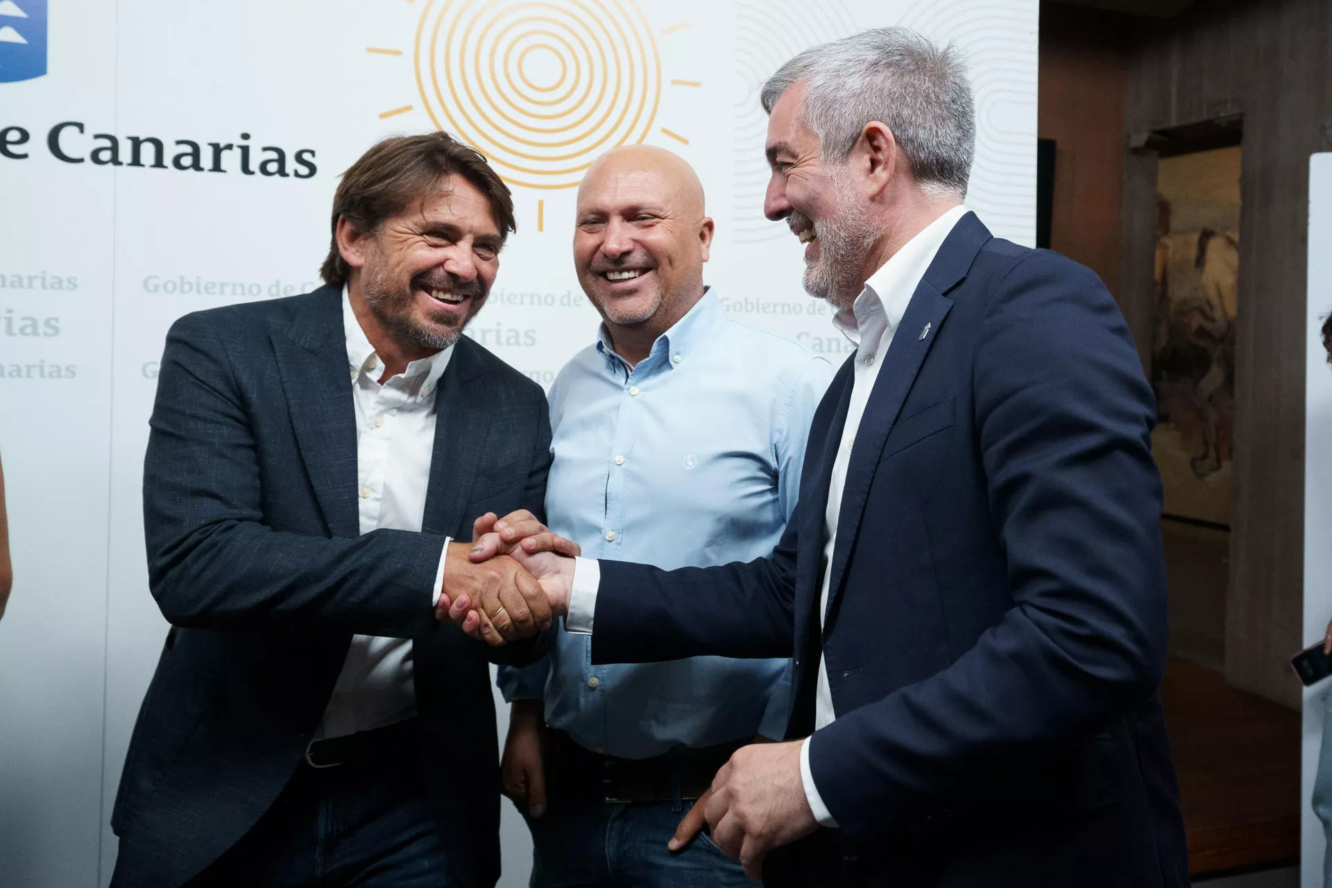 El presidente de Canarias, Fernando Clavijo (d) saluda al presidente de Ashotel, Jorge Marichal (i) en presencia del vicepresidente de Aero (Asociación de Empresarios e la Restauración y el Ocio, Carlos Quintero (c)./ EFE