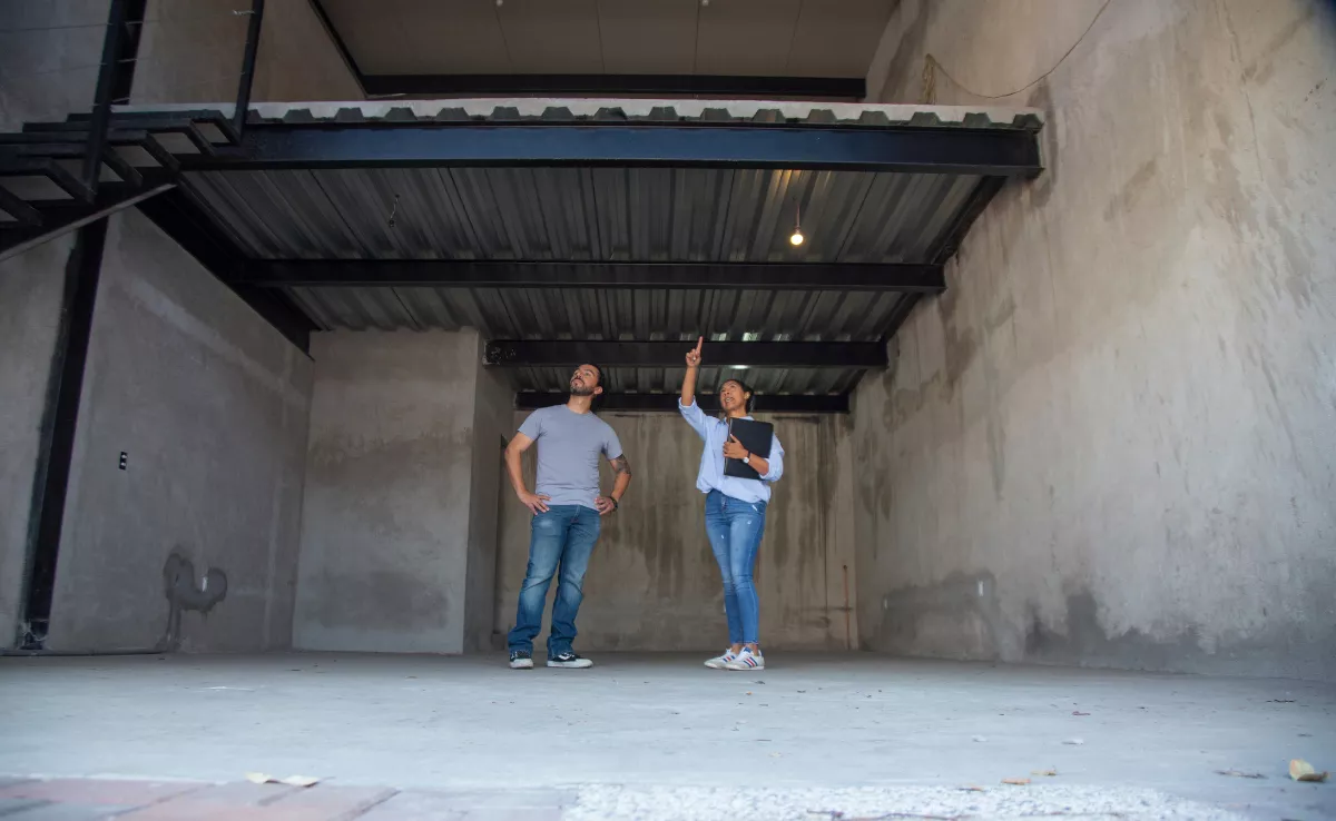 Visita de una inmobiliaria a un local. / IMAGEN DE LA RED