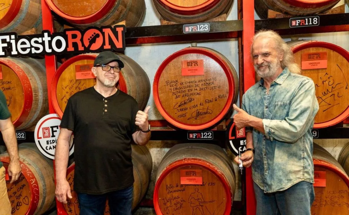 Carlos de Castro y Armando de Castro, de Barón Rojo, en la bodega de Destilerías Arehucas, antes de la entrevista. / AH