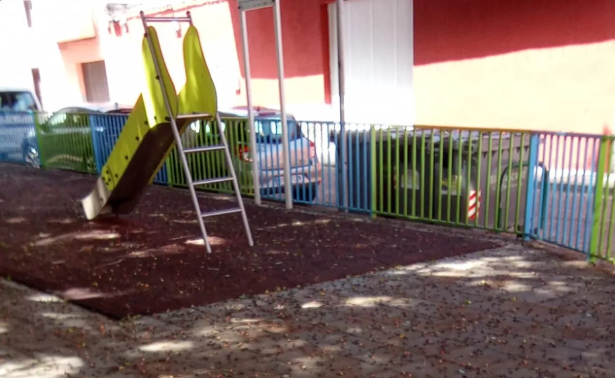 Imagen de suciedad denunciada por los vecinos en el suelo del parque infantil en Barranco Grande. / CEDIDA