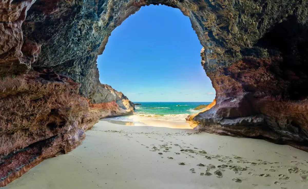 Cueva de la playa de los Ojos / VIAJAR