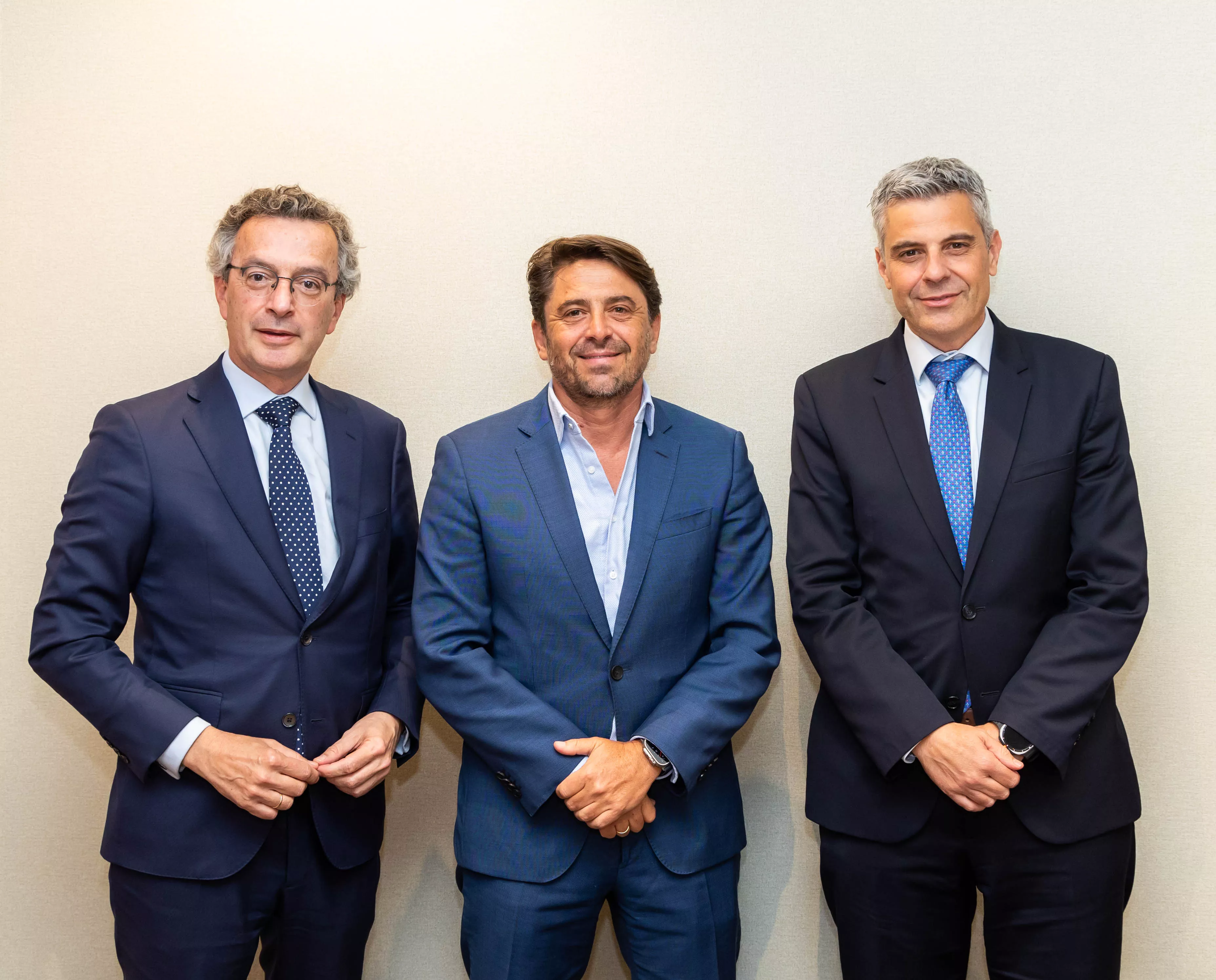 David Rico, director de CaixaBank Hotels & Tourism; Jorge Marichal, presidente de CEHAT, y Marc Benhamou, director de CaixaBank Empresas. / CEDIDA