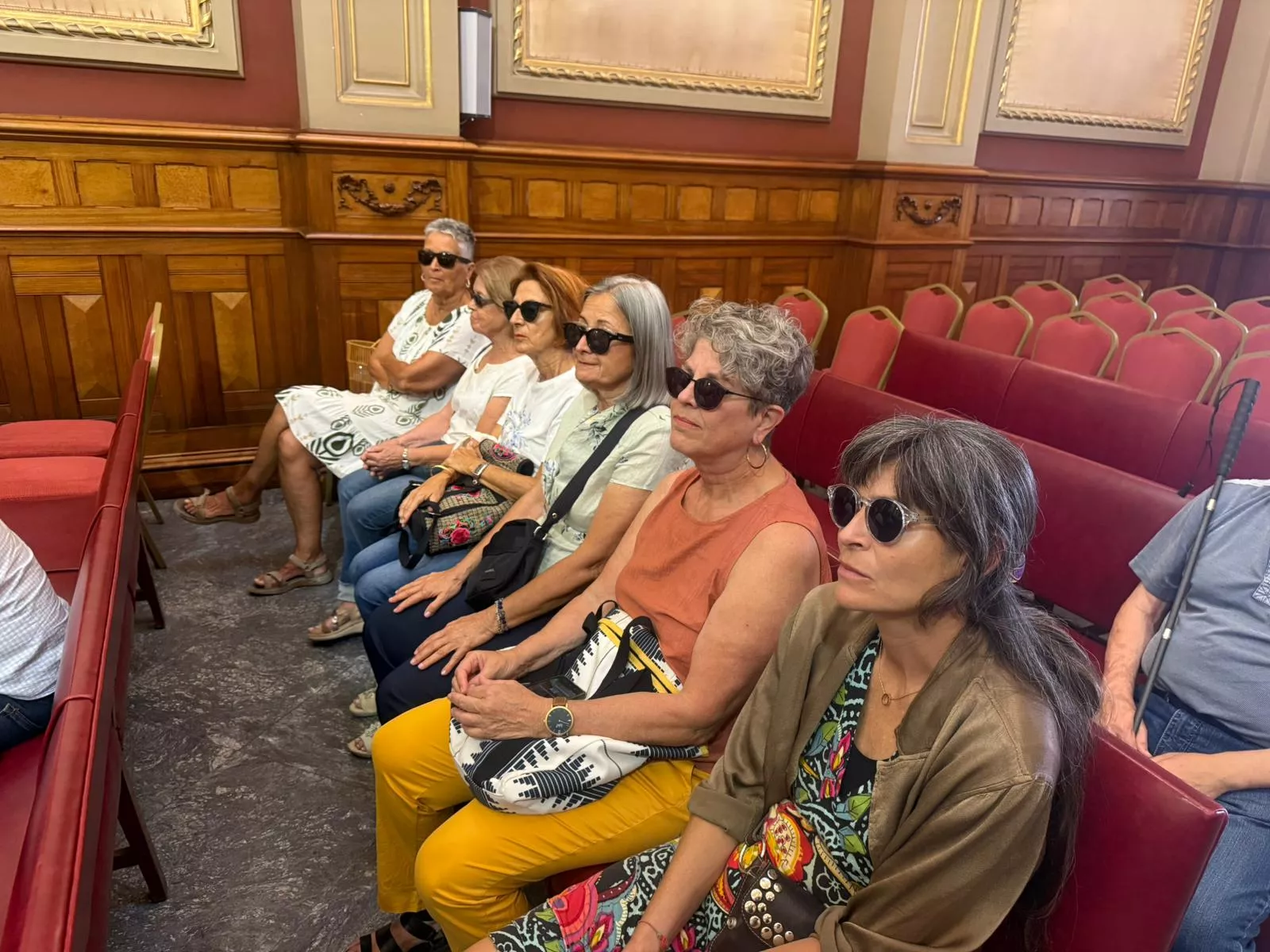 Vecinas de El Toscal y del centro de Santa Cruz de Tenerife durante una manifestación simbólica en el pleno del ayuntamiento. / ATLÁNTICO HOY - ALBA 