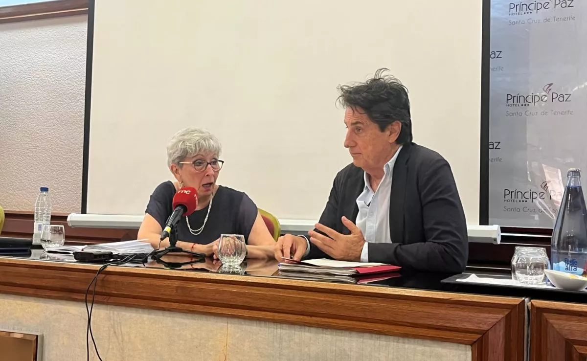 Silvia Barrera, presidenta de la asociación de vecinos El Perenquén, y Felipe Campos, abogado, durante una rueda de prensa. /AH