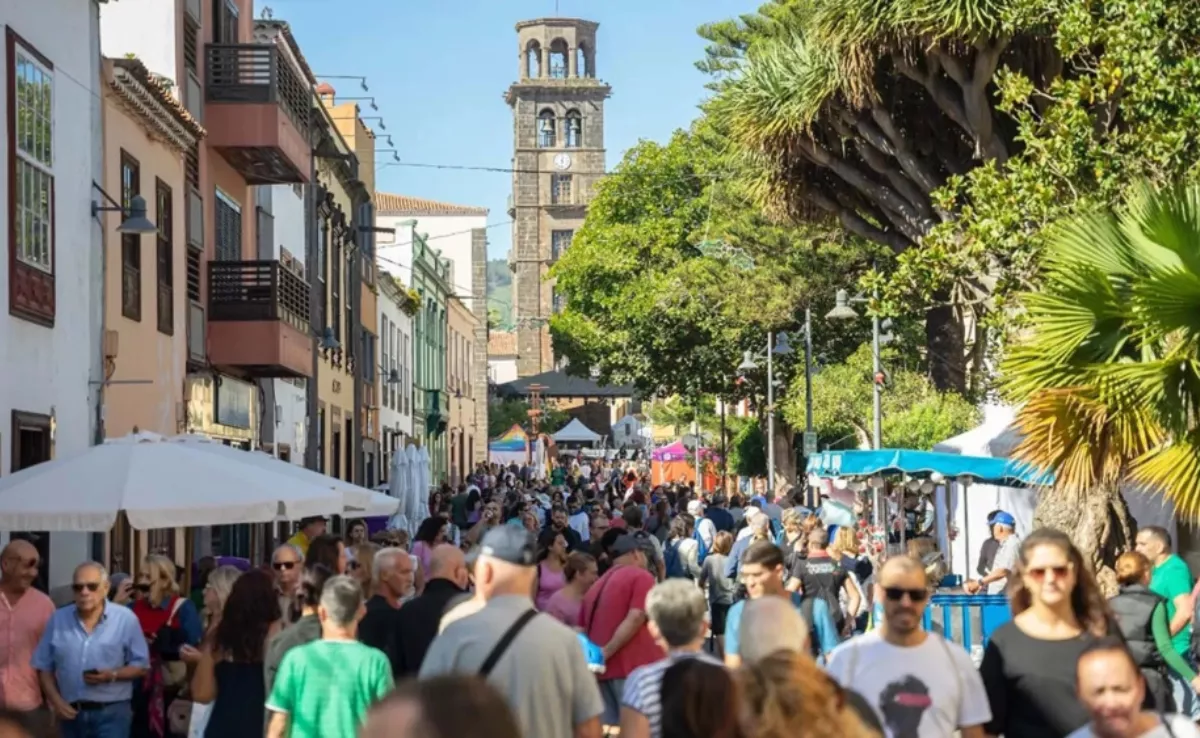 Personas pasean por San Cristóbal de La Laguna / EFE