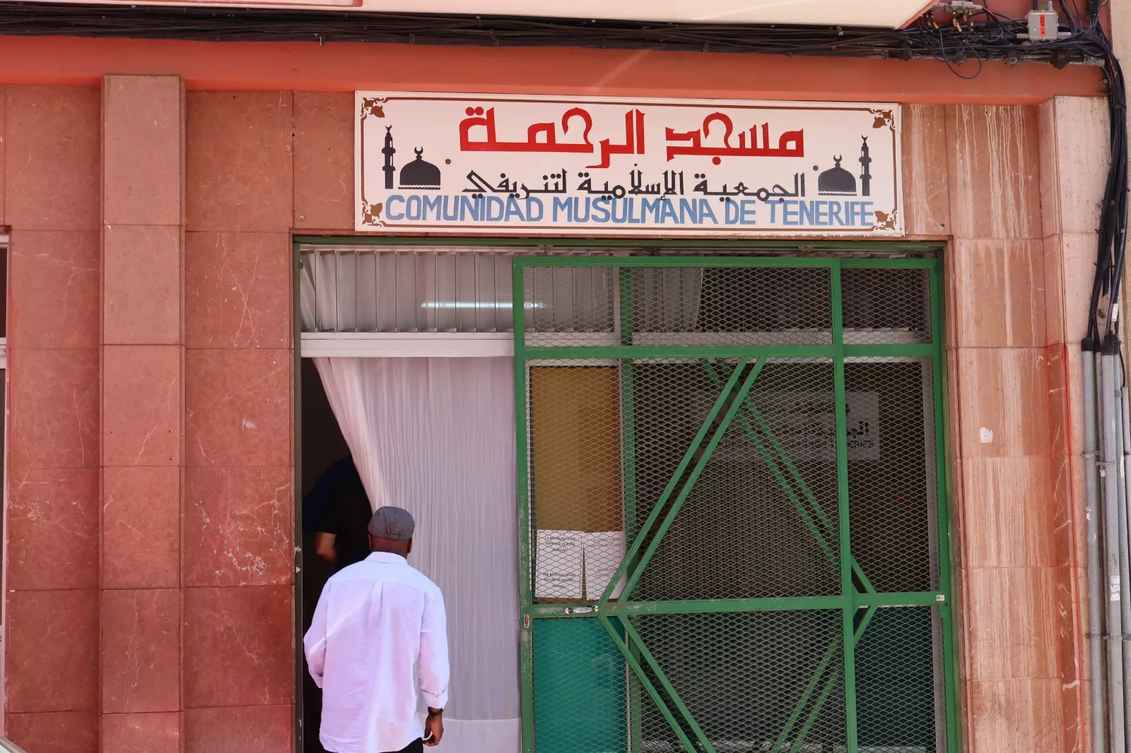 Un fiel entra en la mezquita de Santa Cruz. / ATLÁNTICO HOY Un fiel entra en la mezquita de Santa Cruz. / ATLÁNTICO HOY