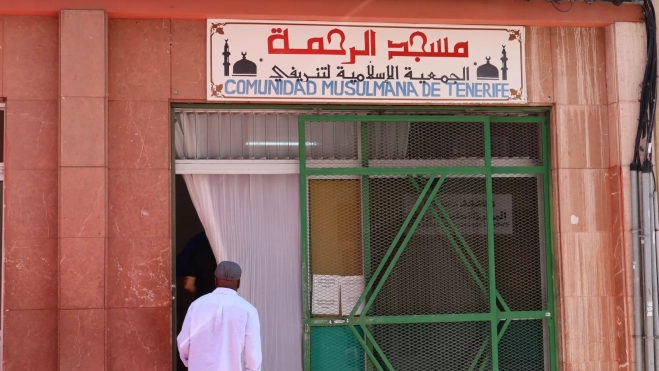 Un fiel entra en la mezquita de Santa Cruz. / ATLÁNTICO HOY