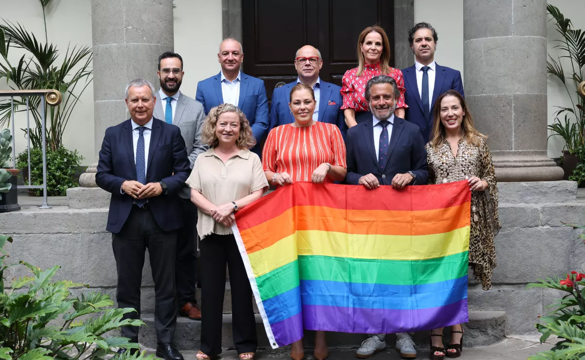 El Parlamento de Canarias muestra su apoyo a los colectivos LGTBIQ+. / CEDIDA
