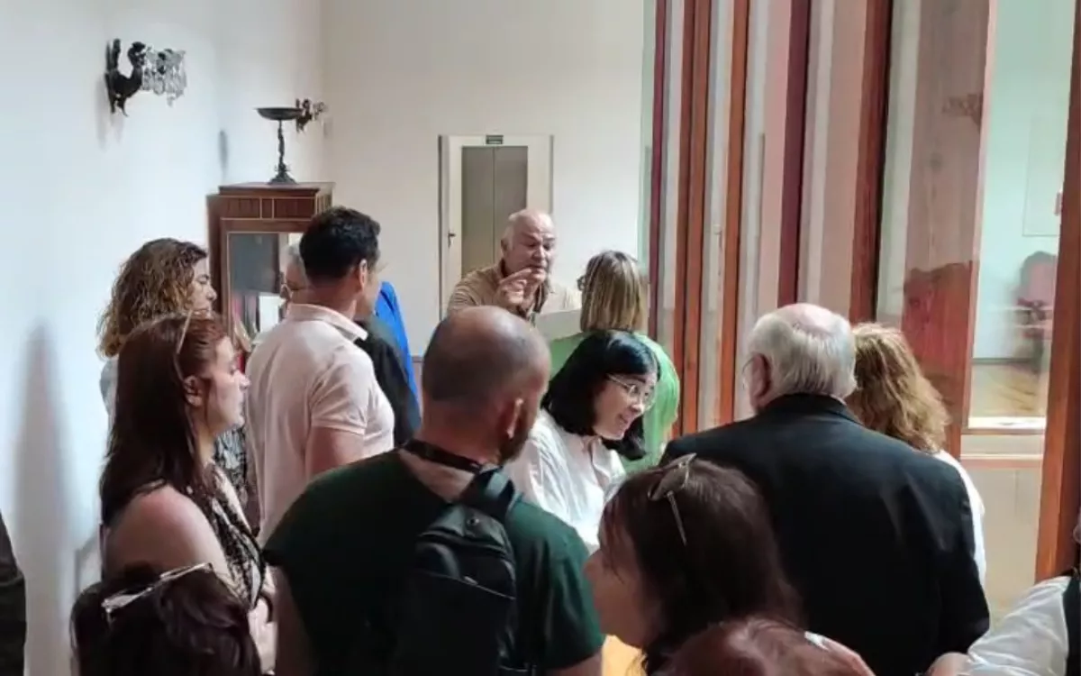 Vecinos de Las Torres increpan a Carolina Darias por la posible demolición de 127 viviendas. / AH Vecinos de Las Torres increpan a Carolina Darias por la posible demolición de 127 viviendas. / AH