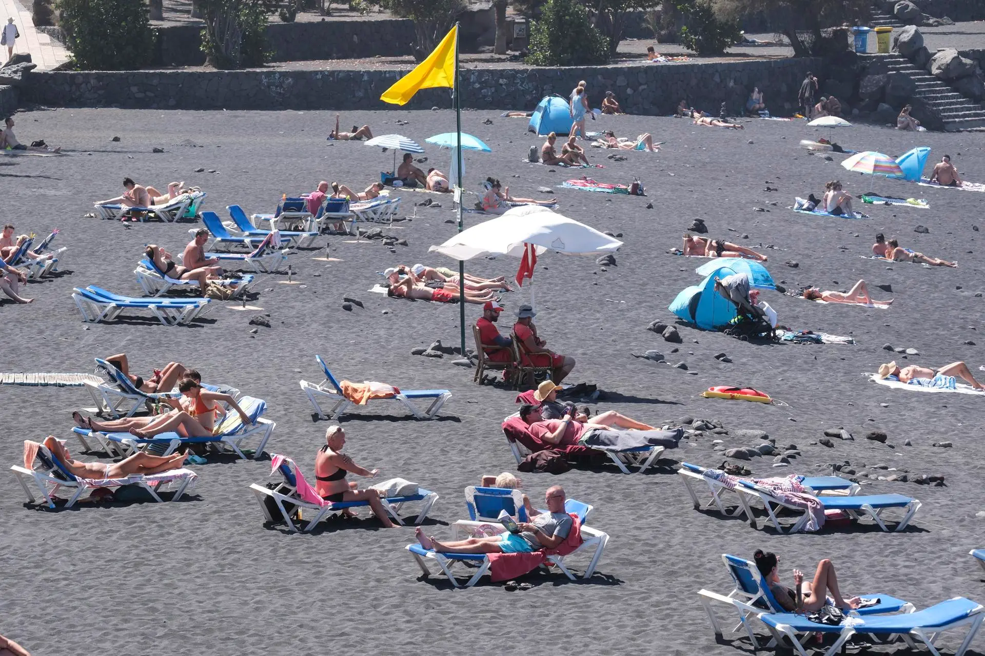 Imagen de una playa en Tenerife en un día de calor. / EFE - ALBERTO VALDÉS