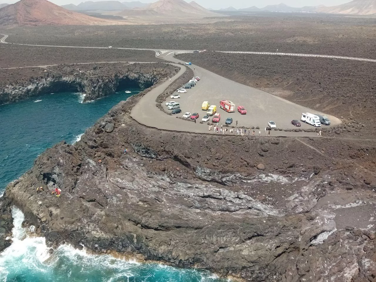 Momento del rescate de un hombre que se precipitó a la costa de Yaiza. / 112 CANARIAS