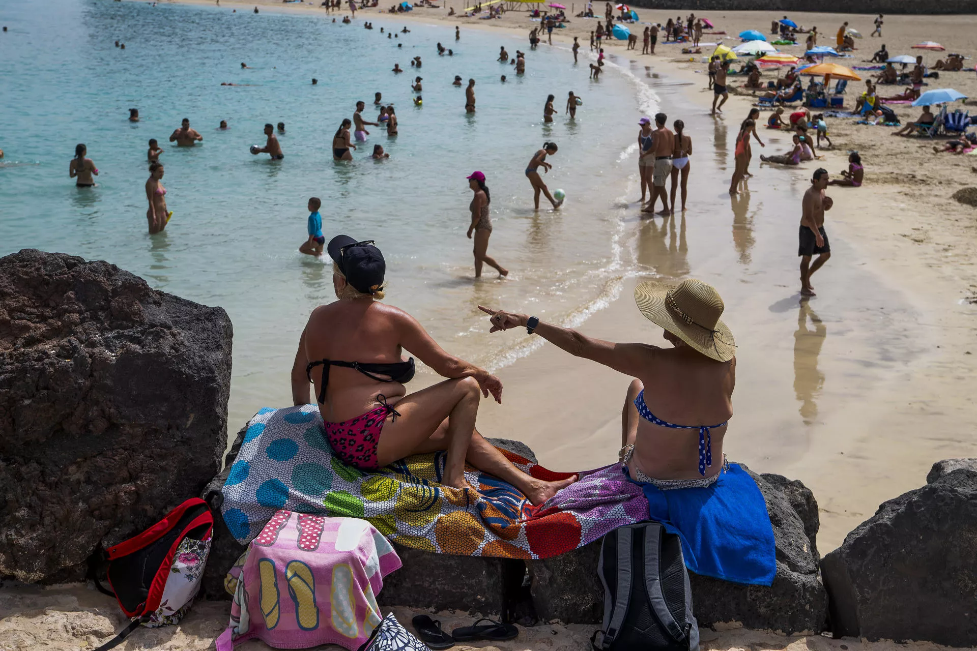 Bañistas en Playa Chica, Puerto del Rosario, donde las temperaturas han superado los 30 grados este sábado. EFE / CARLOS DE SAÁ