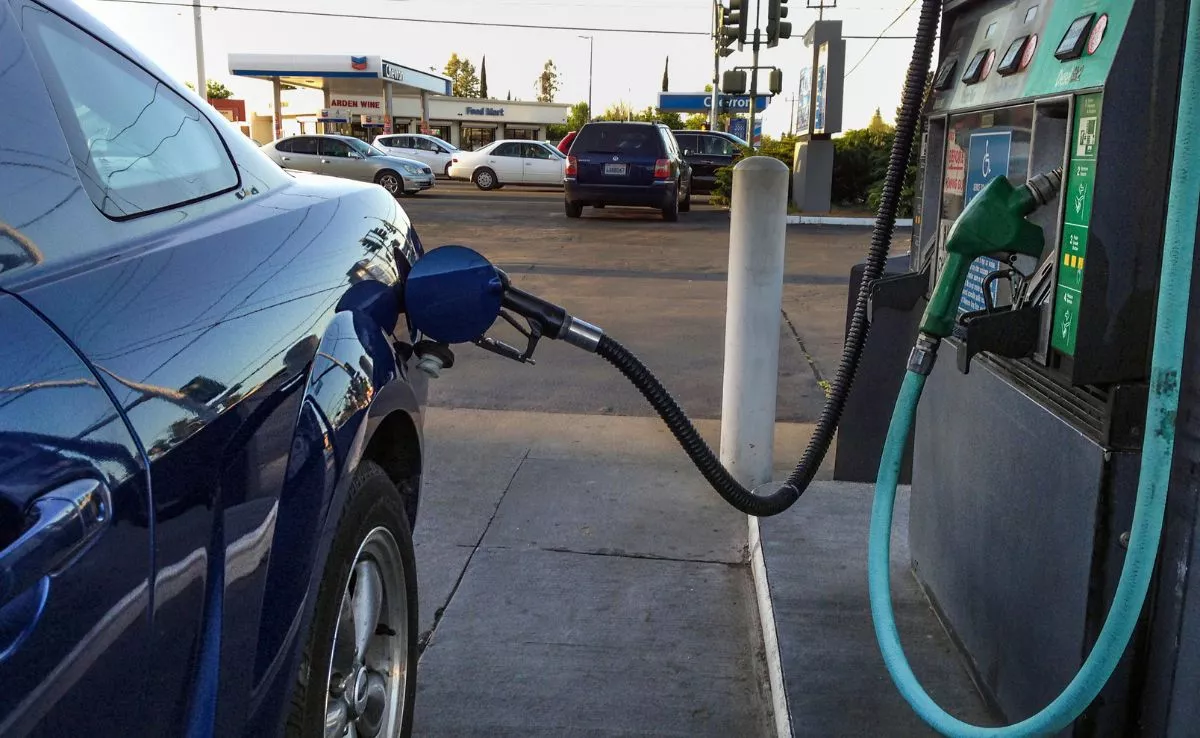 Coche repostando combustible en una gasolinera. /PxHere