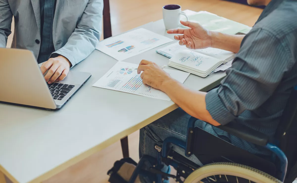 Una persona con discapacidad realizando un trámite. / IMAGEN DE LA RED