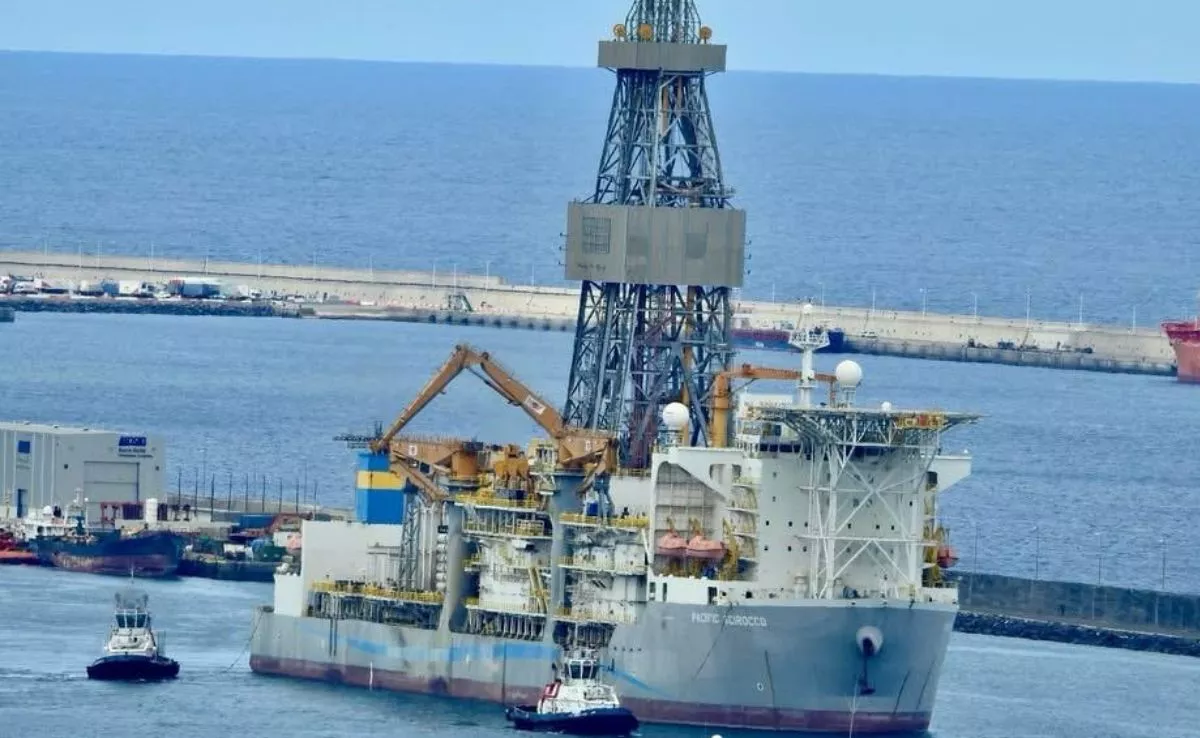 El buque perforador 'Pacific Scirocco' sale del Puerto de Las Palmas rumbo a Funchal y luego a Santa Cruz de Tenerife. Dejan la industria del petróleo para tender cables en Croacia. / NICOLÁS AROCHA