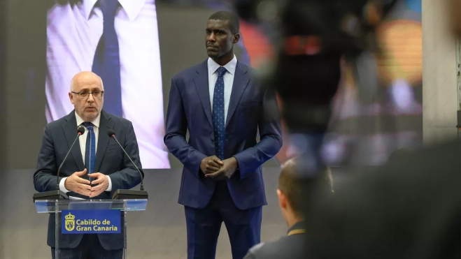 Antonio Morales, presidente del Cabildo, y Sitapha Savané, presidente del CB Gran Canaria. / DAVID DELFOUR-CABILDO DE GRAN CANARIA Antonio Morales, presidente del Cabildo, y Sitapha Savané, presidente del CB Gran Canaria. / DAVID DELFOUR-CABILDO DE GRAN CANARIA