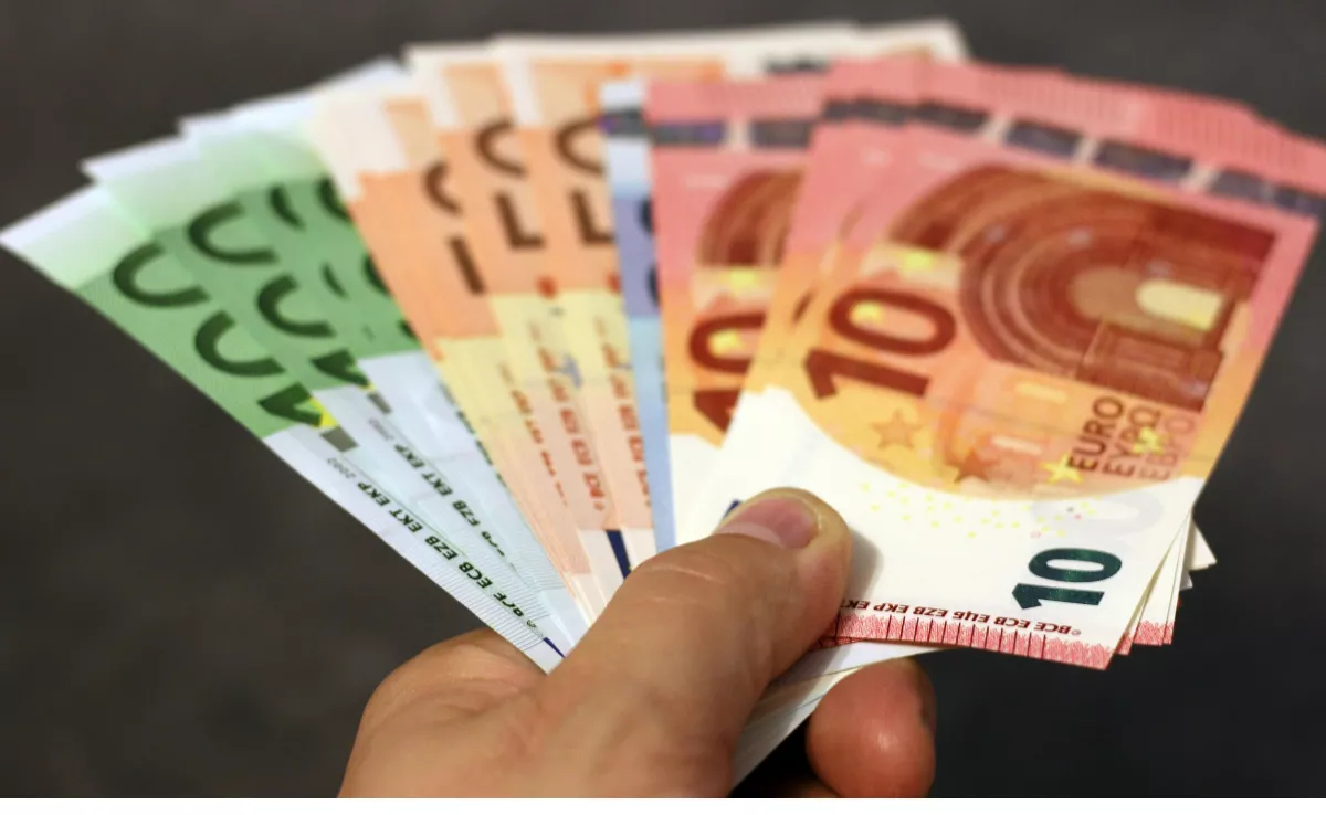 Imagen de una persona pagando / PEXELS