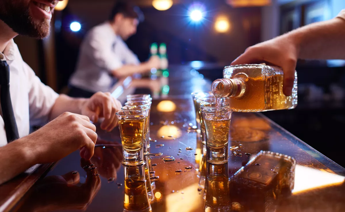 Imagen de una persona bebiendo alcohol / CANVA