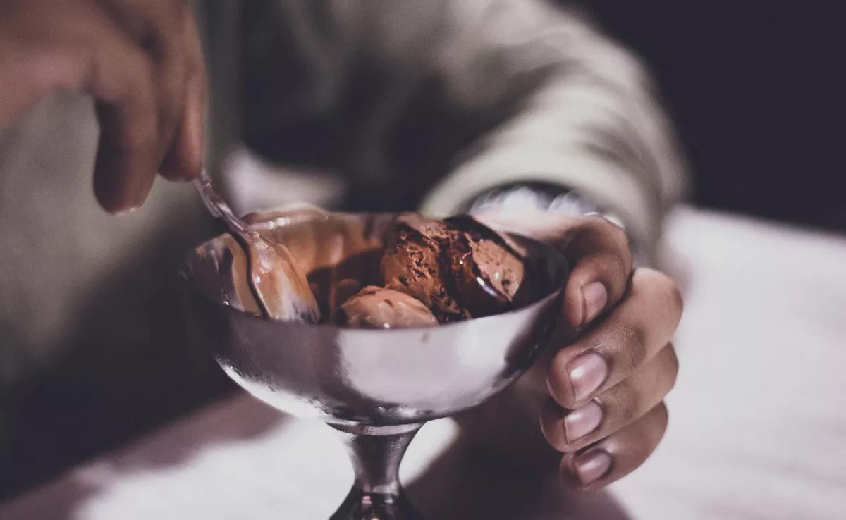 Imagen de una persona comiendo unos helados / PEXELS