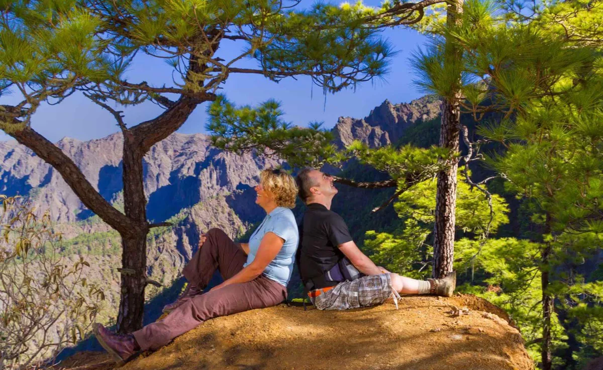 Imagen de dos personas en la isla más zen de Canarias / HOLA ISLAS CANARIAS
