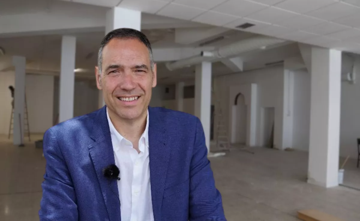 Vicente Zapata, director del Observatorio de la Inmigración de Tenerife, sobre una imagen de las obras de la nueva mezquita de Santa Cruz de Tenerife./ MONTAJE AH Vicente Zapata, director del Observatorio de la Inmigración de Tenerife, sobre una imagen de las obras de la nueva mezquita de Santa Cruz de Tenerife./ MONTAJE AH