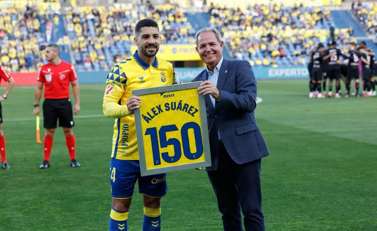 El vicepresidente de la UD Las Palmas, Nicolás Ortega, con un jugador del equipo amarillo la pasada temporada. / UD