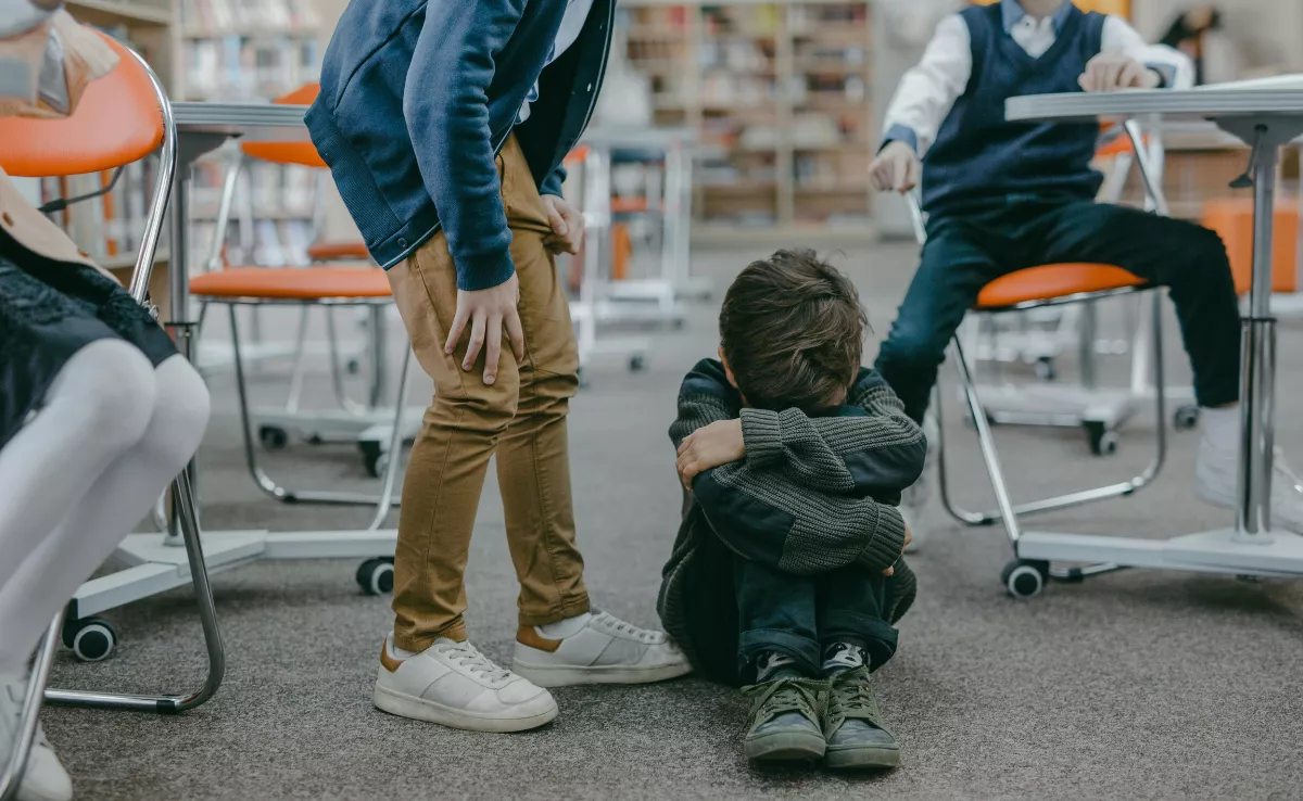 Imagen de un niño recibiendo bullying / PEXELS