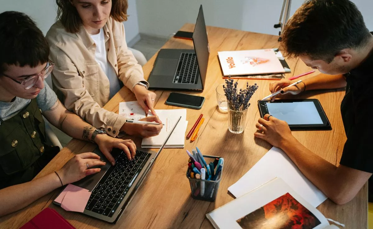 Jóvenes trabajando con ordenadores. /Pexels Jóvenes trabajando con ordenadores. /Pexels