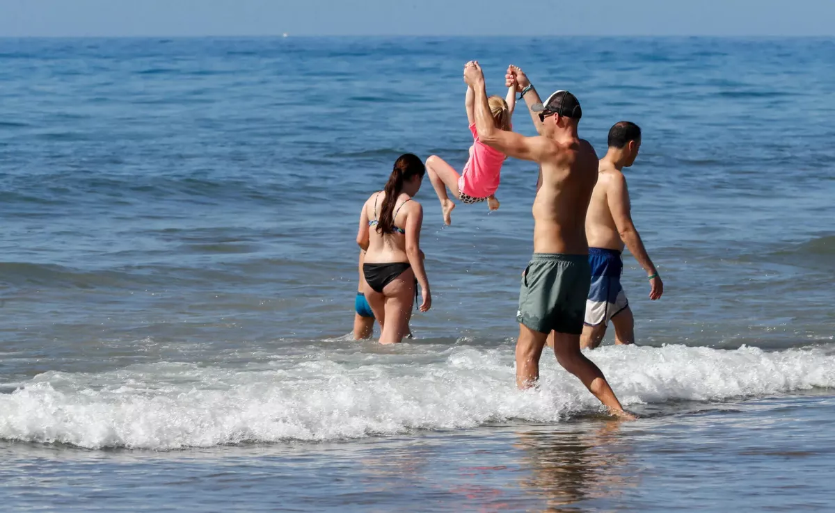 Turistas en una playa de Lanzarote / EFE