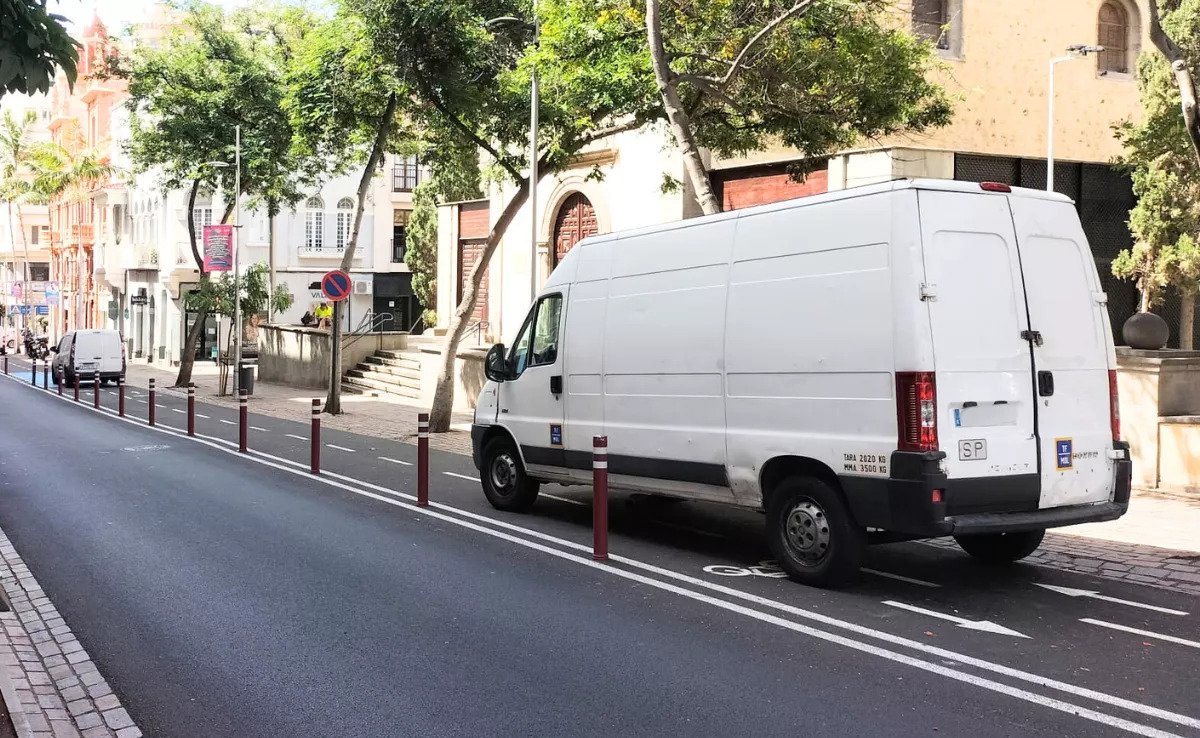Una furgoneta de reparto aparcada en el carril bici de Santa Cruz de Tenerife./ AH